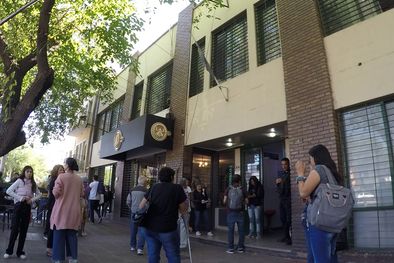 MDZol | Fila para ingresar con turnos a uno de los registros del automotor más concurrido de Mendoza, ubicado en calle Belgrano Foto: ALF PONCE MERCADO / MDZ