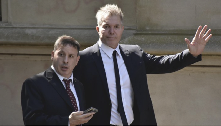 Fernando Burlando junto a otro de los abogados que integran su equipo, ayer durante la duodécima jornada del juicio. Foto: NA