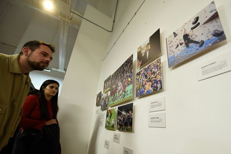 Los asistentes a la muestra de aRGra viendo la foto de MDZ en el mural de la sección deportes. Los asistentes a la muestra de aRGra viendo la foto de MDZ en el mural de la sección deportes.