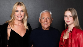 La modelo argentina Valeria Mazza y su hija Taína junto a Giorgio Armani.