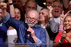 Con más del 99% del escrutinio, Lula suma el 50,90% de los votos, frente al 49,10% de Bolsonaro. El Tribunal Superior Electoral lo declaró ganador. Foto: GETTY IMAGES