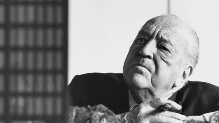 Ludwig Mies van der Rohe presento un diseño de silla muy audaz en la exposición Die Wohnung, en 1927. Foto: GETTY IMAGES