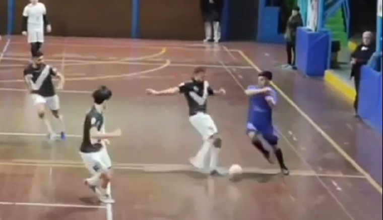 El momento del brutal golpe de Martín Herrera a Alejandro Codes Foto: Captura video Twitter