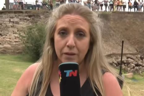 La comunicadora se cayó en el río. La comunicadora se cayó en el río.