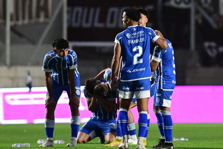 La desazón de los jugadores de Godoy Cruz Foto: Télam