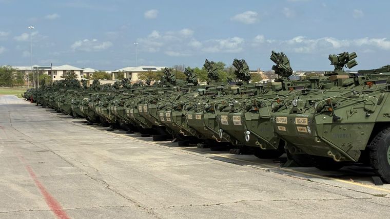 Se firmó un acuerdo con Estados Unidos para adquirir 235 vehículos blindados Stryker.