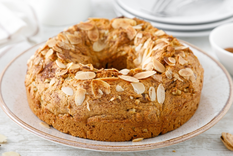 Exquisita receta de torta de almendras con azúcar impalpable y almendras fileteadas.