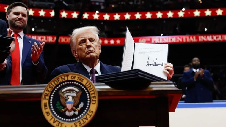 Donald Trump empezó su segundo mandato como presidente de EE.UU. con la firma de decenas de órdenes ejecutivas. Foto: BBC