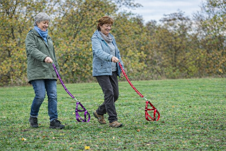 Correas vacías y gestos realistas forman parte de la tendencia que sorprende a peatones en distintas ciudades.