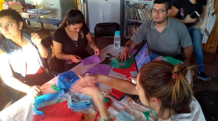 Un grupo de estudiantes trabaja en uno de los Cens de Gestión Social.