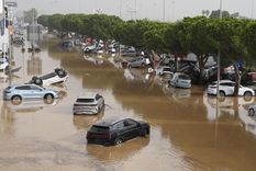 Corren ríos en las calles a las afueras de Valencia Foto: EFE Corren ríos en las calles a las afueras de Valencia Foto: EFE