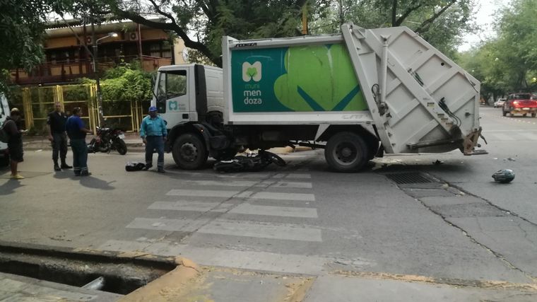 La moto terminó debajo del camión recolector tras el choque
