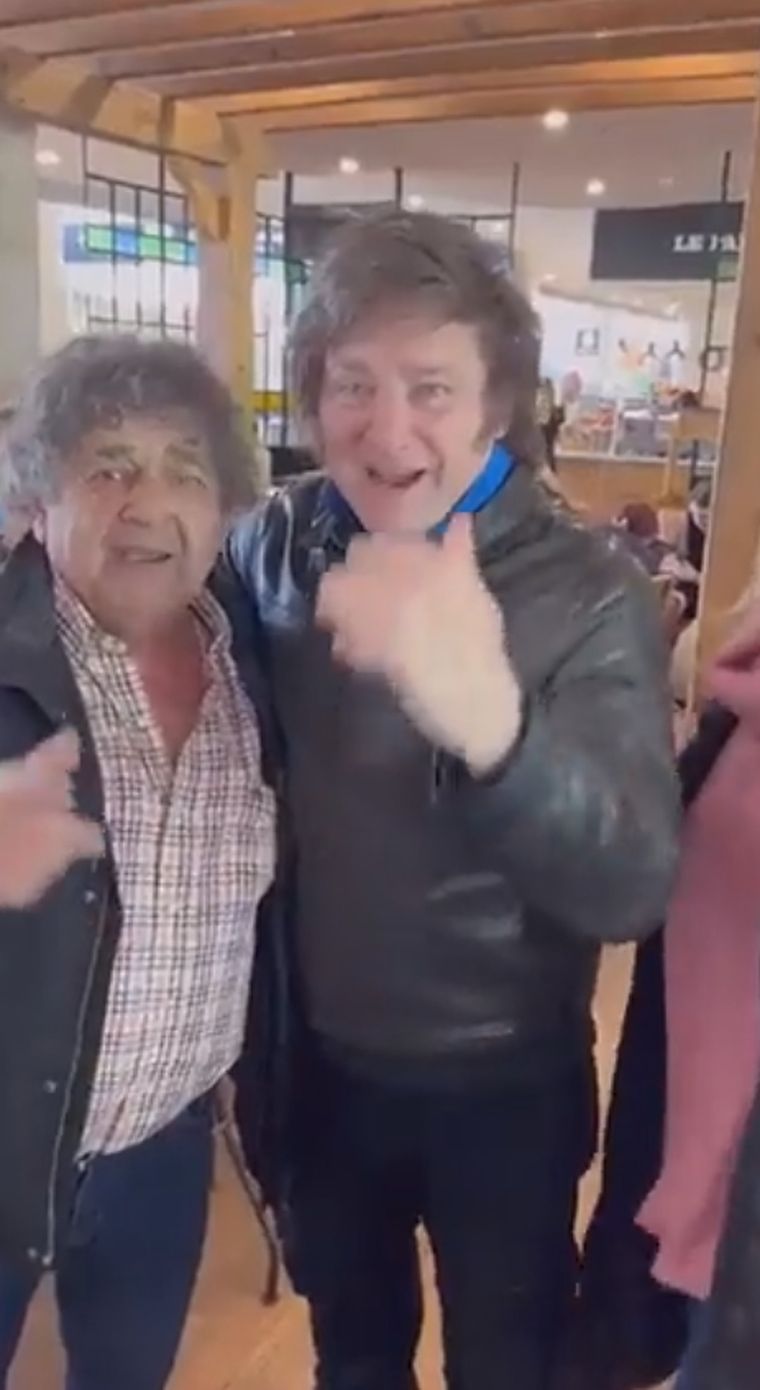 Javier Milei junto al cantante de Los Palmeras Foto: Captura de pantalla