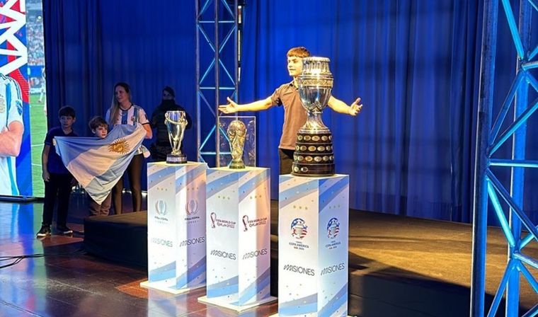 Más de 30 mil personas pudieron fotografiarse con las copas que obtuvo la selección en el último tiempo Foto: X