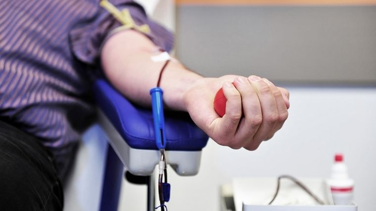 Las personas homosexuales siguen sin poder donar sangre en el país
