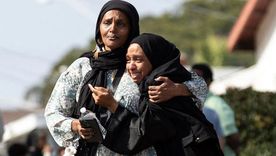 Dos mujeres lloran al salir de un centro de reunificación tras el tiroteo en el Centro Islámico de San Diego, en el sur de California. Dos mujeres lloran al salir de un centro de reunificación tras el tiroteo en el Centro Islámico de San Diego, en el sur de California.