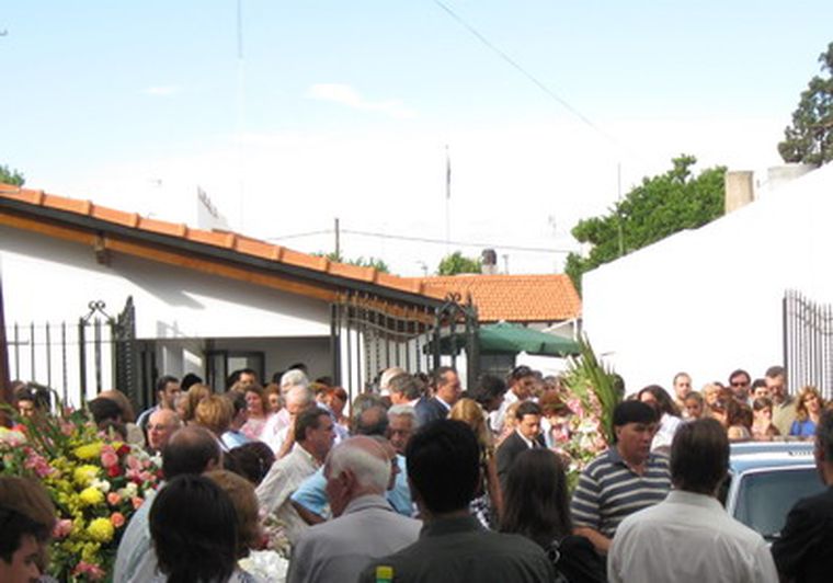 Una multitud acompañó a Mario Adaro durante el velorio de su mamá.