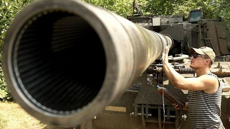Las opciones de los ingenieros militares ucranianos son reparar rápidamente los tanques o usarlos como fuente de piezas de repuesto. Foto: MOOSE CAMPBELL/BBC