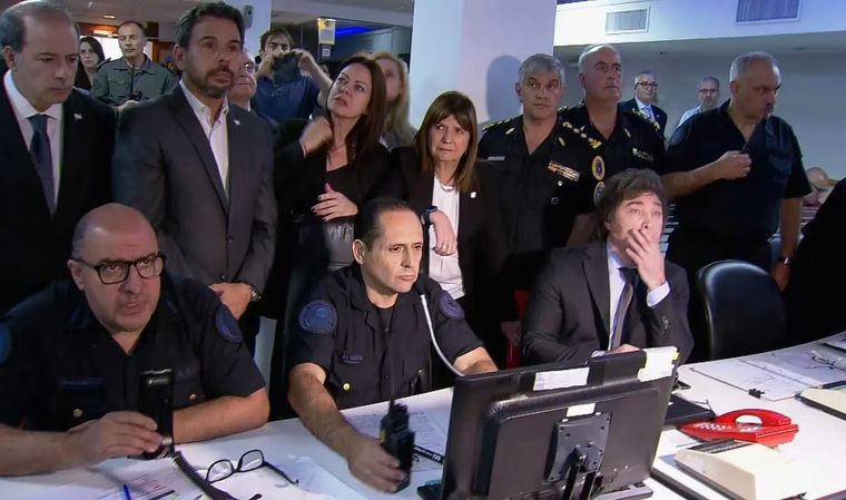 Bullrich junto a Milei durante el día de movilizaciones piqueteras Foto: Noticias Argentinas