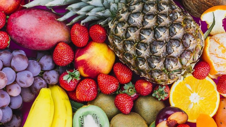 Existe una fruta que ayuda a controlar los niveles de colesterol y triglicéridos del organismo. Foto: Shutterstock