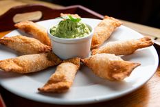Tequeños con salsa verde Una receta simple y deliciosa en minutos Foto: Shutterstock