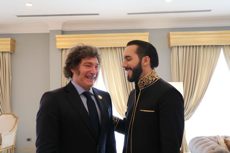Milei, en una reunión privada con Bukele
