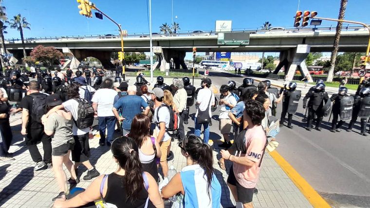 Los manifestantes llegaron hasta el nuedo vial tras la aprobación de la DIA del proyecto minero San Jorge. Los manifestantes llegaron hasta el nuedo vial tras la aprobación de la DIA del proyecto minero San Jorge.