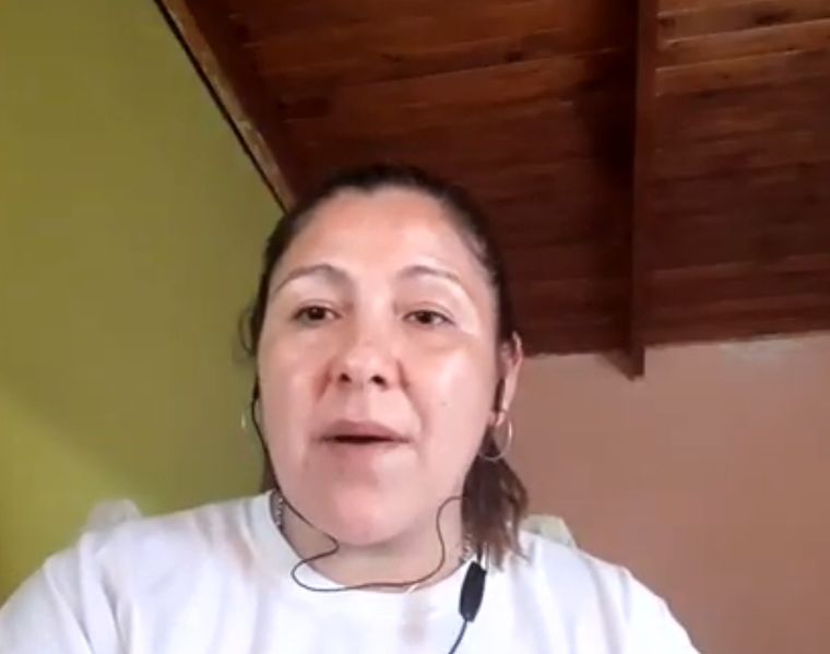 Videoconferencia La mamá de Facundo transmitió la conferencia junto a su entorno y a través de Internet.
