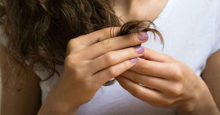 ¿Qué significa tocarse el cabello al hablar? Foto: Shutterstock