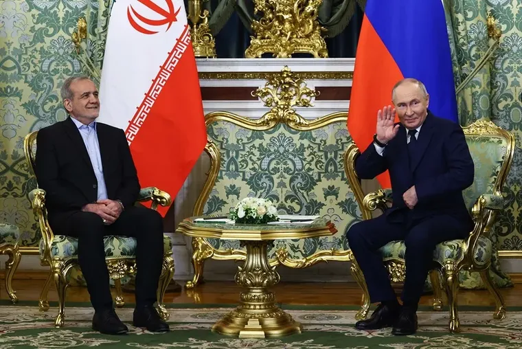 El presidente de Irán, Masoud Pezeshkian mano a mano con el mandatario ruso Vladimir Putin. El presidente de Irán, Masoud Pezeshkian mano a mano con el mandatario ruso Vladimir Putin.