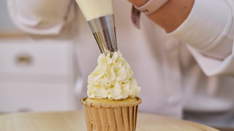 En esta receta, la clave del éxito es que la crema esté bien fría: si no, no monta y queda líquida. En esta receta, la clave del éxito es que la crema esté bien fría: si no, no monta y queda líquida.