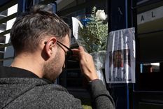 Los hinchas de Nacional dejan flores en la sede del club. Foto: EFE Los hinchas de Nacional dejan flores en la sede del club. Foto: EFE