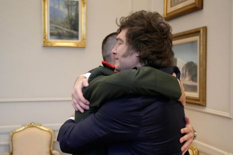 El abrazo de Milei y Gallo El abrazo de Milei y Gallo