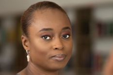 Adaobi argumenta que no es justo juzgar a los hombres del siglo XIX según los parámetros del siglo XXI.