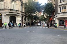 tras los incidentes del fin de semana, apenas un punado de manifestante mantiene la vigilia en la casa de cristina fernandez de kirchner tras los incidentes del fin de semana, apenas un punado de manifestante mantiene la vigilia en la casa de cristina fernandez de kirchner
