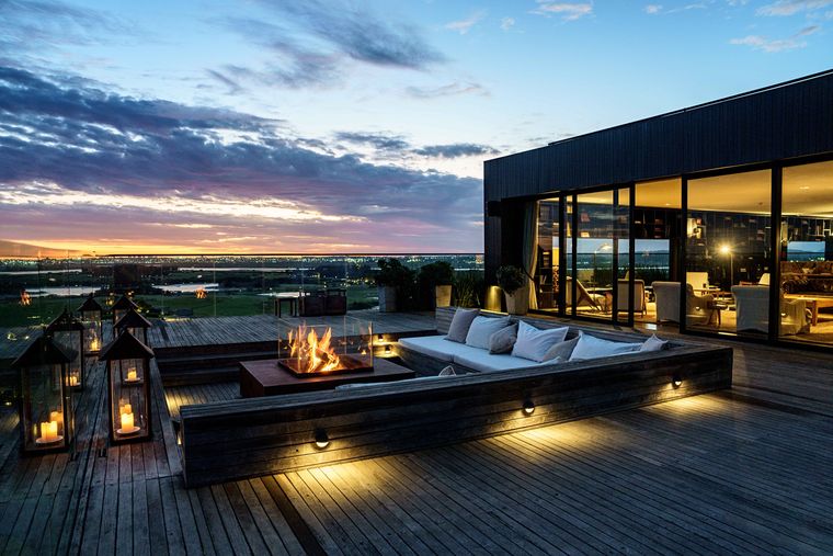 El atardecer amalgama la belleza del paisaje con la arquitectura absolutamente identitaria de Fasano. El atardecer amalgama la belleza del paisaje con la arquitectura absolutamente identitaria de Fasano.