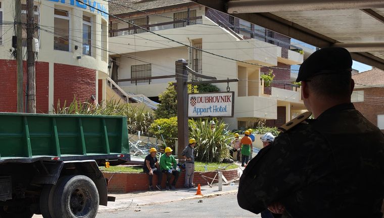 Una persona fue encontrada muerta entre los escombros, mientras que una mujer fue rescatada con vida. Foto: EFE