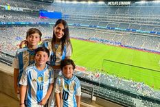 ¿Cábala? Antonela Roccuzzo y Caro Calvagni apostaron al mismo bolso durante la semifinal Foto: Instagram