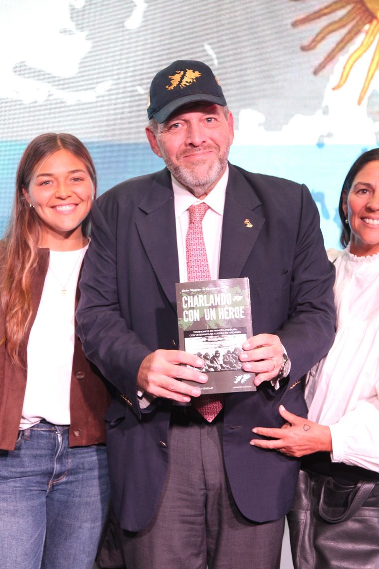 Javier Sánchez de la Puente junto a su familia en la presentación de su libro. Javier Sánchez de la Puente junto a su familia en la presentación de su libro.