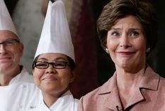La primera dama Laura Bush (der) fue quien escogió a Comerford (centro) como chef ejecutiva. Aquí, con el chef pastelero de la Casa Blanca, William Yosses, en 2006. Foto: Getty Images