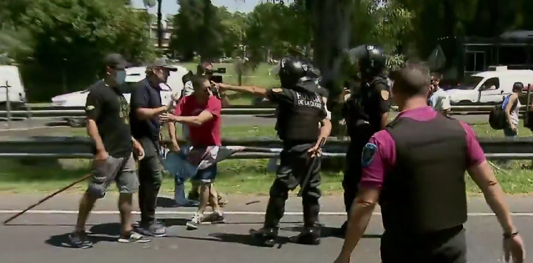 Manifestantes que protestaban en contra del Gobierno se enfrentan a la Policía en la General Paz. Manifestantes que protestaban en contra del Gobierno se enfrentan a la Policía en la General Paz.