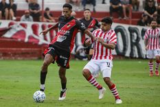 Gastón Mansilla (8), de Maipú, intenta dejar atrás a Juan Cruz Esquivel (11), delantero del Santo tucumano. Foto: Prensa Club Deportivo Maipú