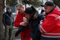 Un paciente es asistido en el hospital del distrito de Novoiavorivsk, en el oeste de Ucrania. Foto: GETTY IMAGES