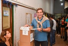 Garro emitiendo su voto en las elecciones. Foto: Twitter Julio Garro