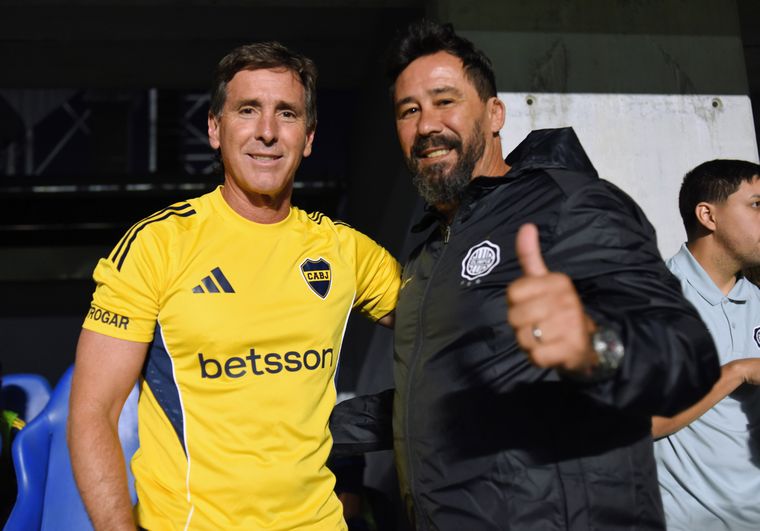 Claudio Úbeda y Pablo Vitamina Sánchez, DT de Boca y Olimpia, respectivamente y escompañeros en el Rosario Central de Don Ángel Tulio Zof.&nbsp;