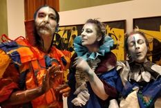 Personajes de Ceverino salieron de sus pinturas y compartieron con el público. Foto: Ulises Naranjo