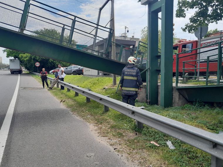 Así quedó el puente tras el choque del camión.
