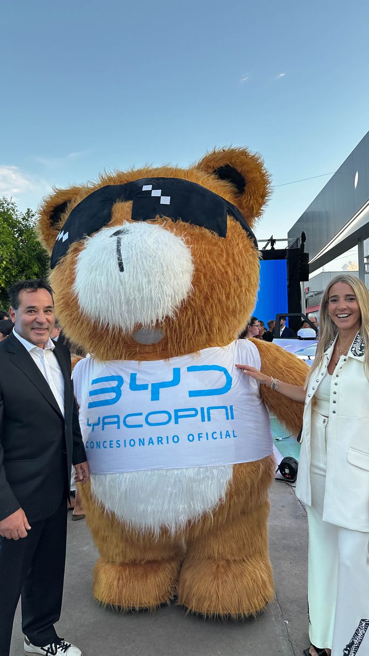 Adrián Yacopini y Mariana Alund recibieron a todos los invitados. Adrián Yacopini y Mariana Alund recibieron a todos los invitados.