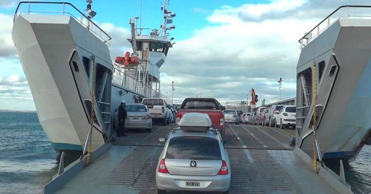 Autos y camiones cruzan diariamente el Estrecho de Magallanes