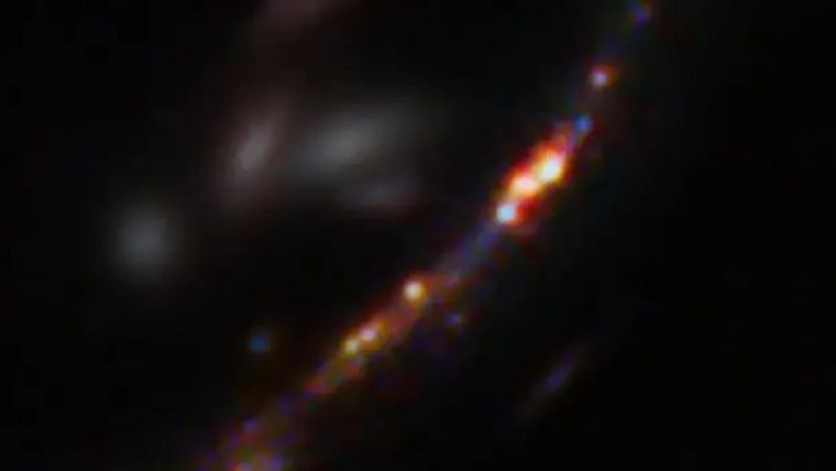 La galaxia Firefly Sparkle está formada por diez cúmulos de estrellas de colores brillantes que se formaron en el universo primitivo. Foto: NASA